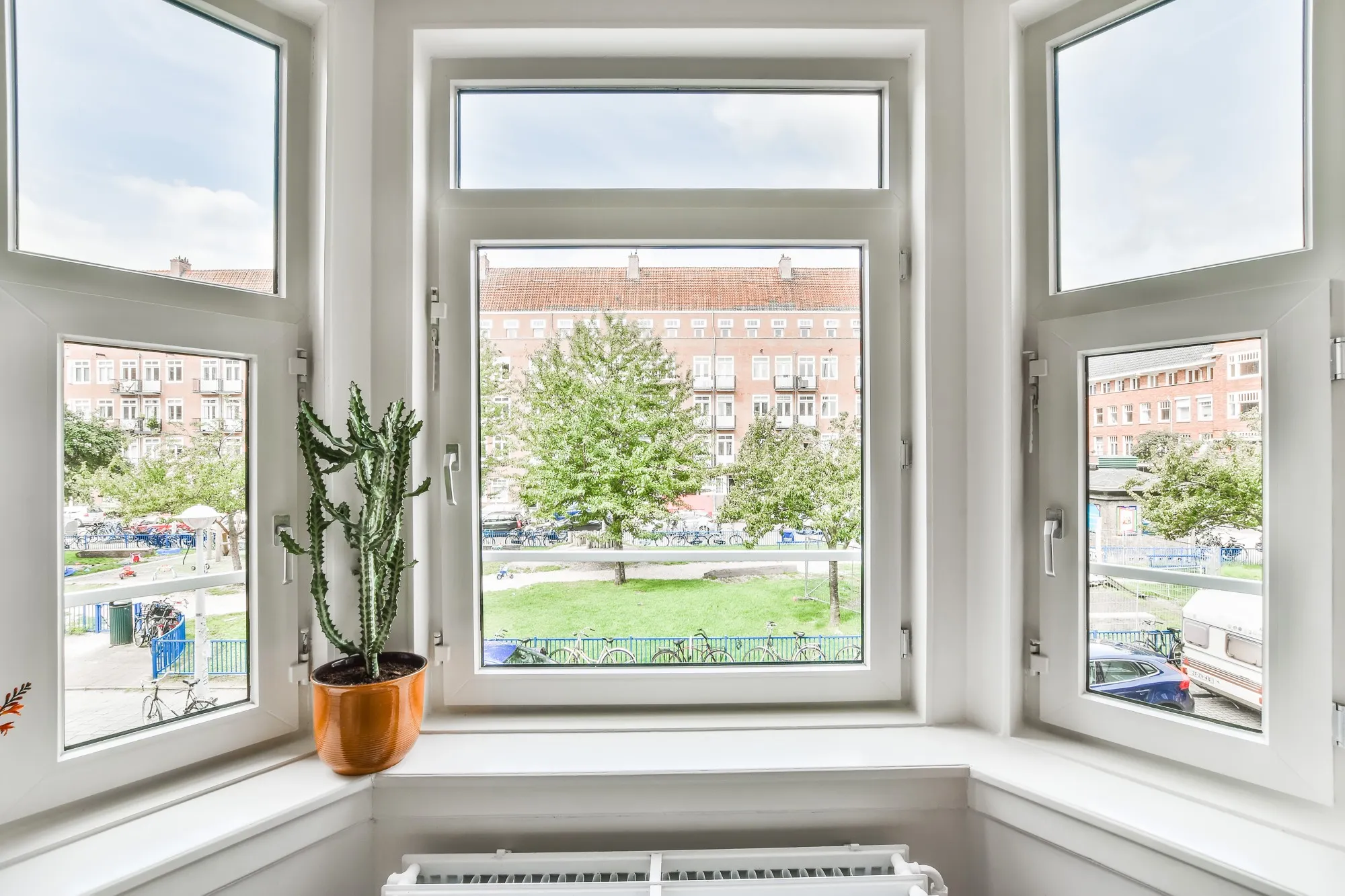 Weiße Kunststofffenster mit Ausblick auf einen Innenhof in Gelsenkirchen 